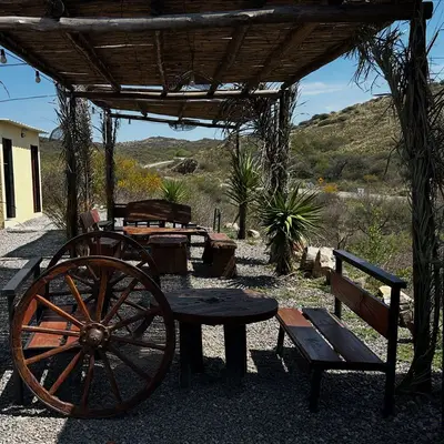 Mesas bajo la pérgola con vista a las sierras