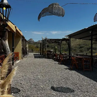 La galería con mesas y faroles